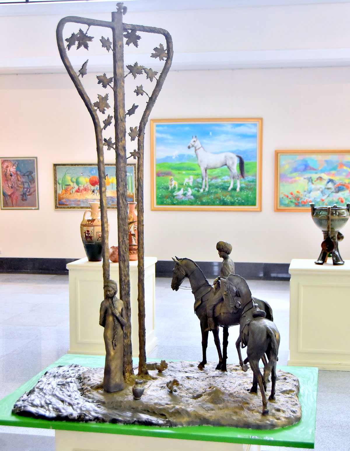 Ahal-teke bedewlerine bagyşlanan sergide dürli tilsimli, saýry pikirli işler görkezilýär