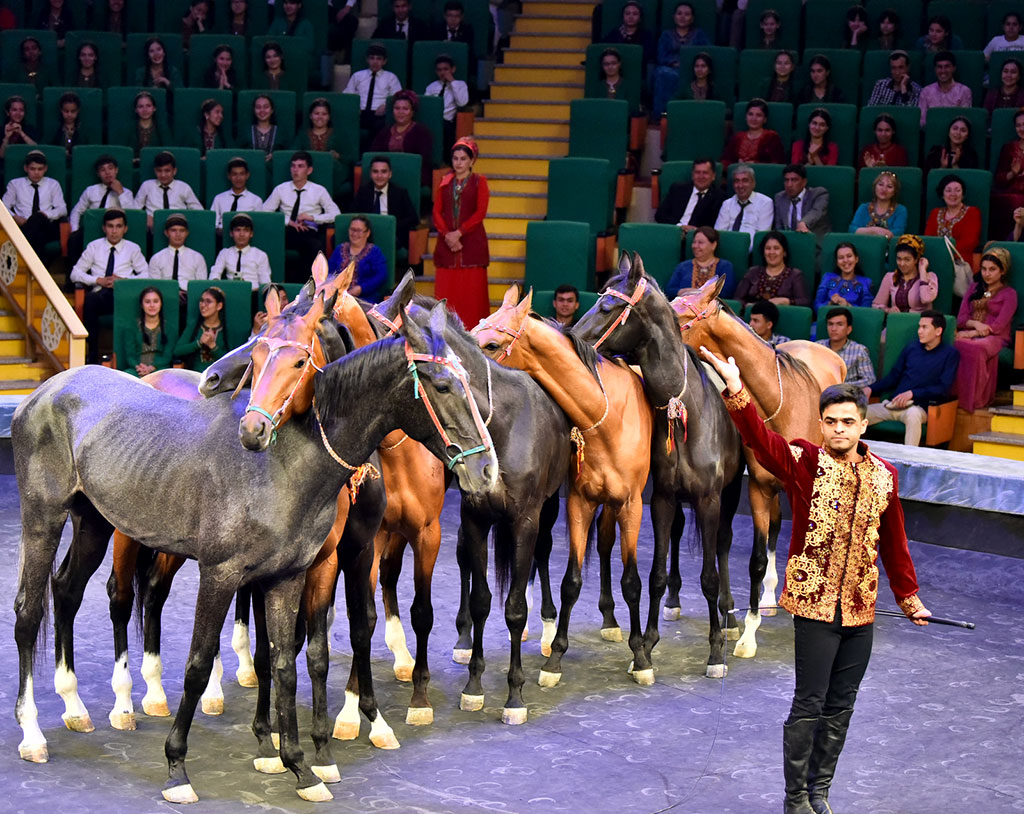 Группа национальных конных игр «Галкыныш» представила праздничную программу 