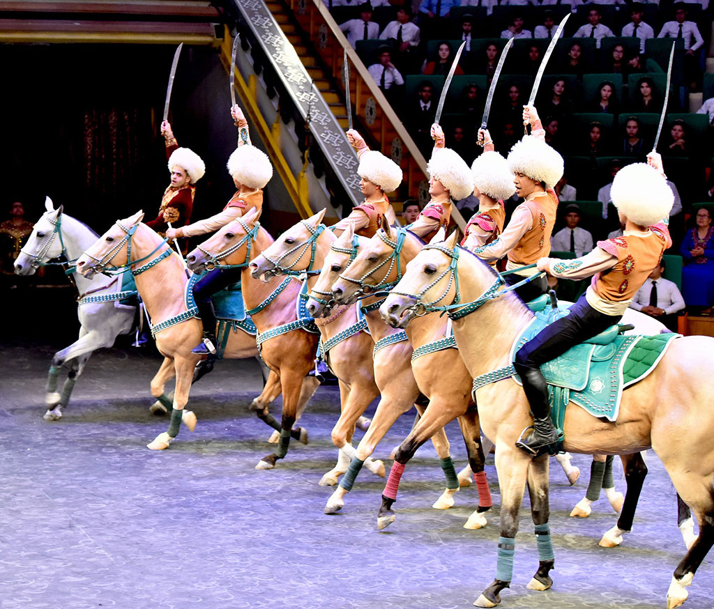 Группа национальных конных игр «Галкыныш» представила праздничную программу 