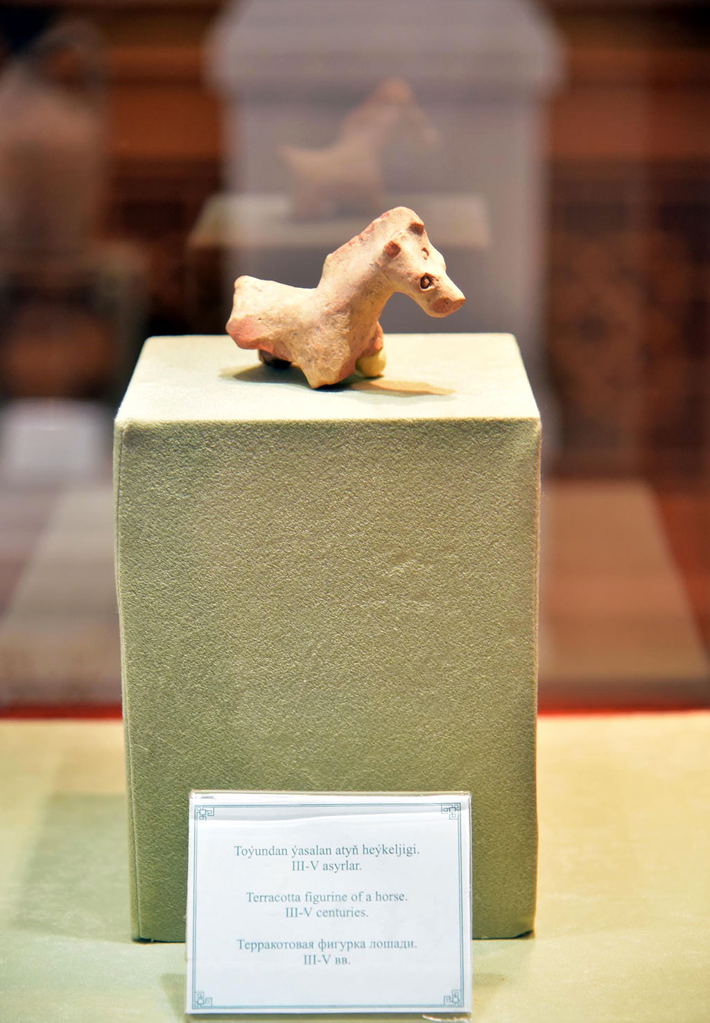 В Туркменабате представлены переводы книги главы государства и археологические артефакты 