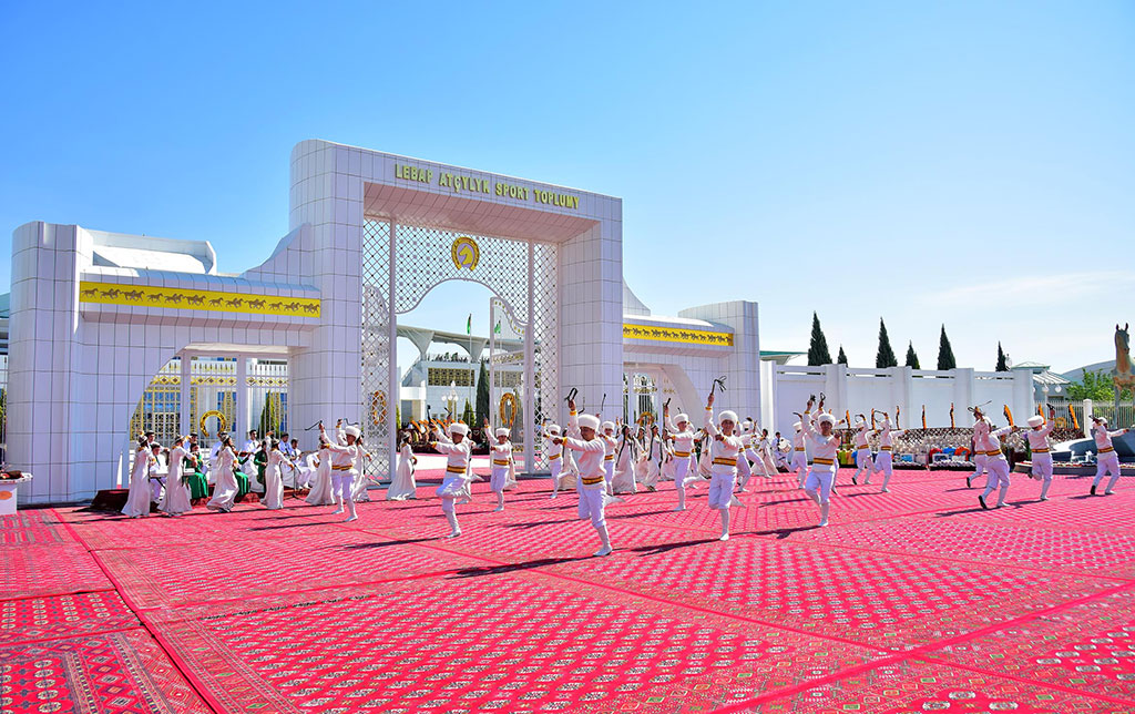 Лучшие наездники страны приняли участие в скачках