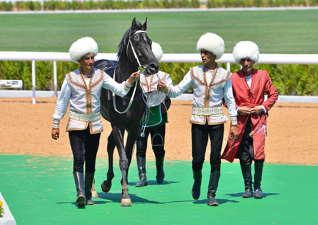 Master jockey of Dashoguz equestrian Complex receives valuable prize