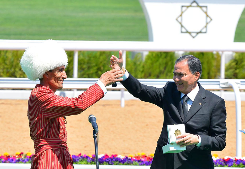 Master jockey of Dashoguz equestrian Complex receives valuable prize
