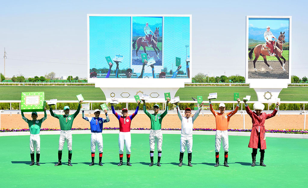 The best jockeys of the country take part in races