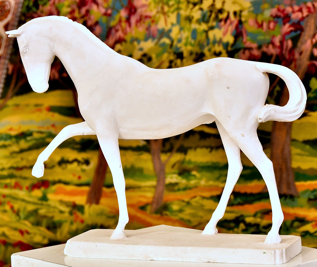 Ýörelgeler  dowamy: ýaşajyk nakgaşlar ahal-teke bedewlerine bagşlanan  işlerini görkezdiler