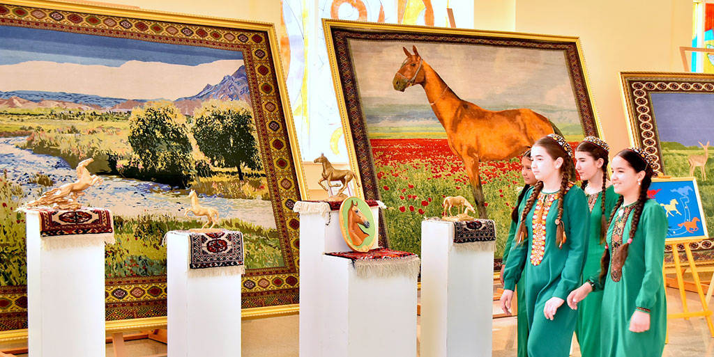 Ýörelgeler  dowamy: ýaşajyk nakgaşlar ahal-teke bedewlerine bagşlanan  işlerini görkezdiler