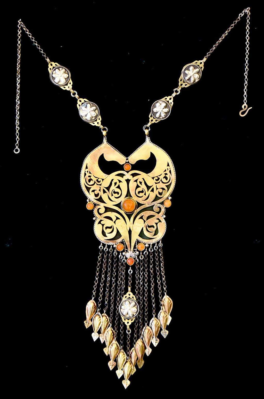 Ýörelgeler  dowamy: ýaşajyk nakgaşlar ahal-teke bedewlerine bagşlanan  işlerini görkezdiler