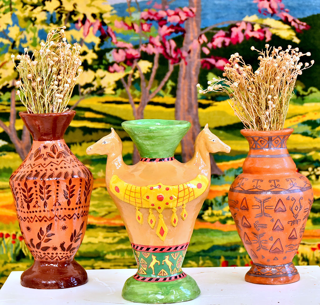 Ýörelgeler  dowamy: ýaşajyk nakgaşlar ahal-teke bedewlerine bagşlanan  işlerini görkezdiler