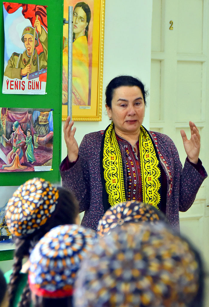 Ýeňiş üçin minnetdarlyk: Bäşim Nuraly adyndaky mekdepde baýramçylyk çäresi geçirildi