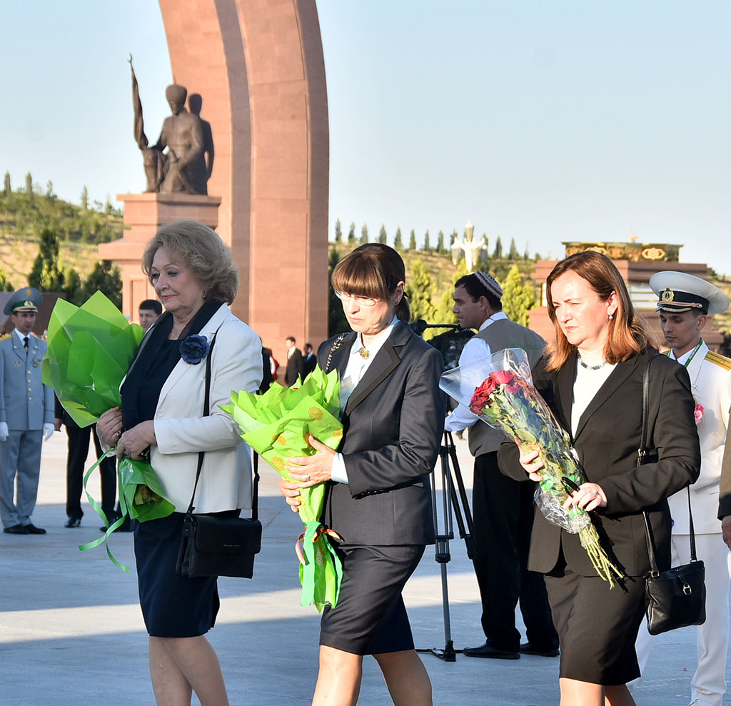 В Мемориальном комплексе «Народная память» состоялась церемония возложения цветов