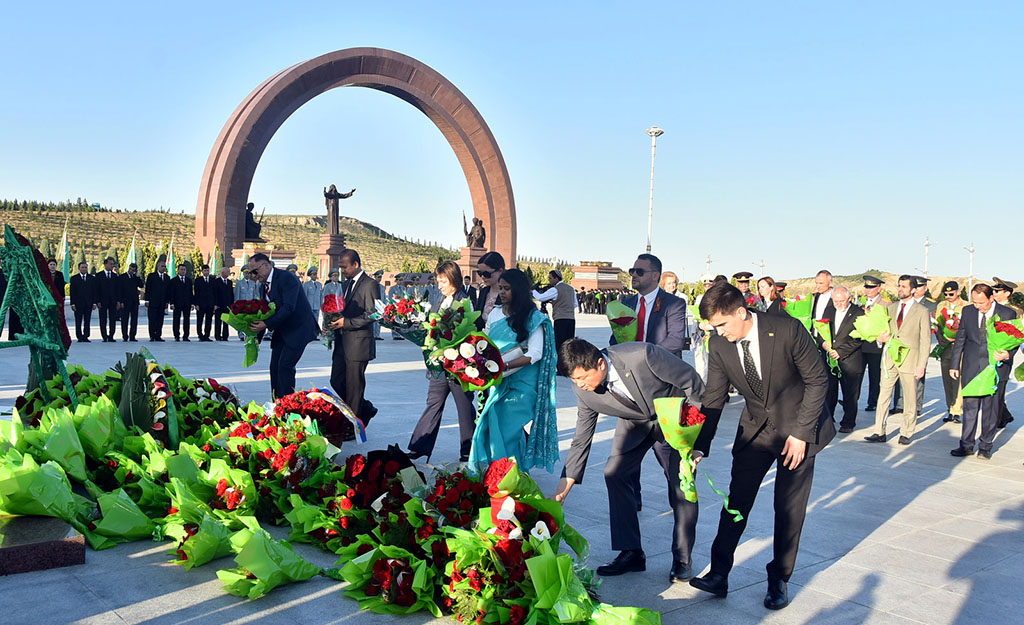 В Мемориальном комплексе «Народная память» состоялась церемония возложения цветов