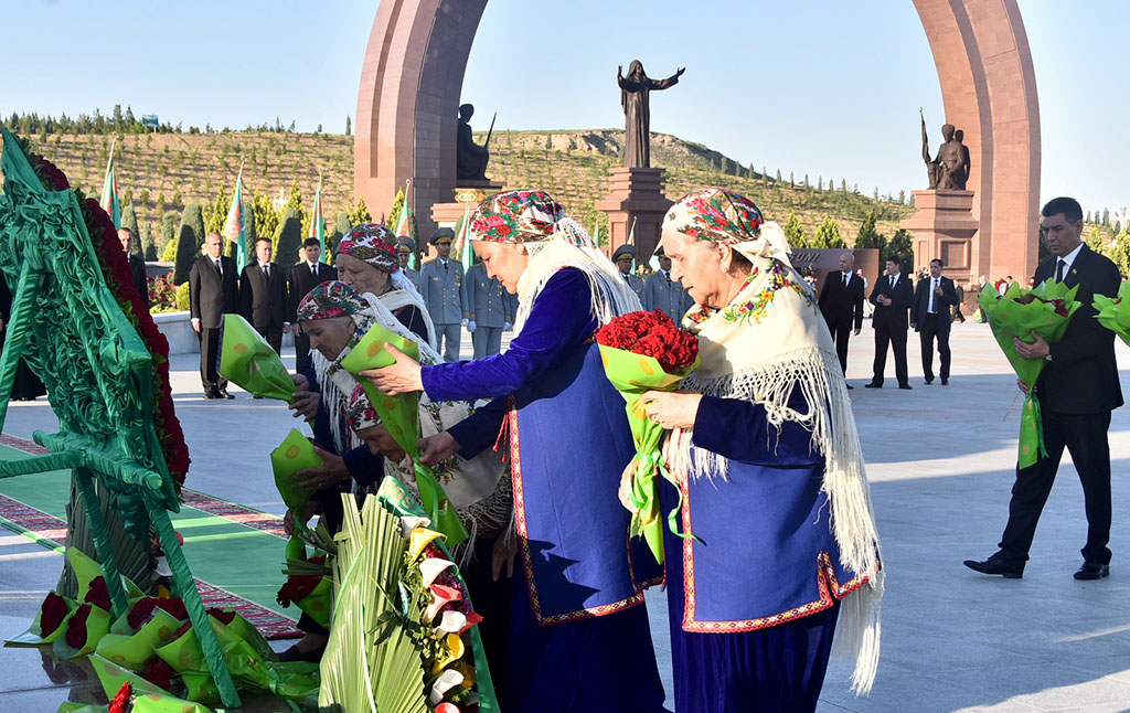 В Мемориальном комплексе «Народная память» состоялась церемония возложения цветов