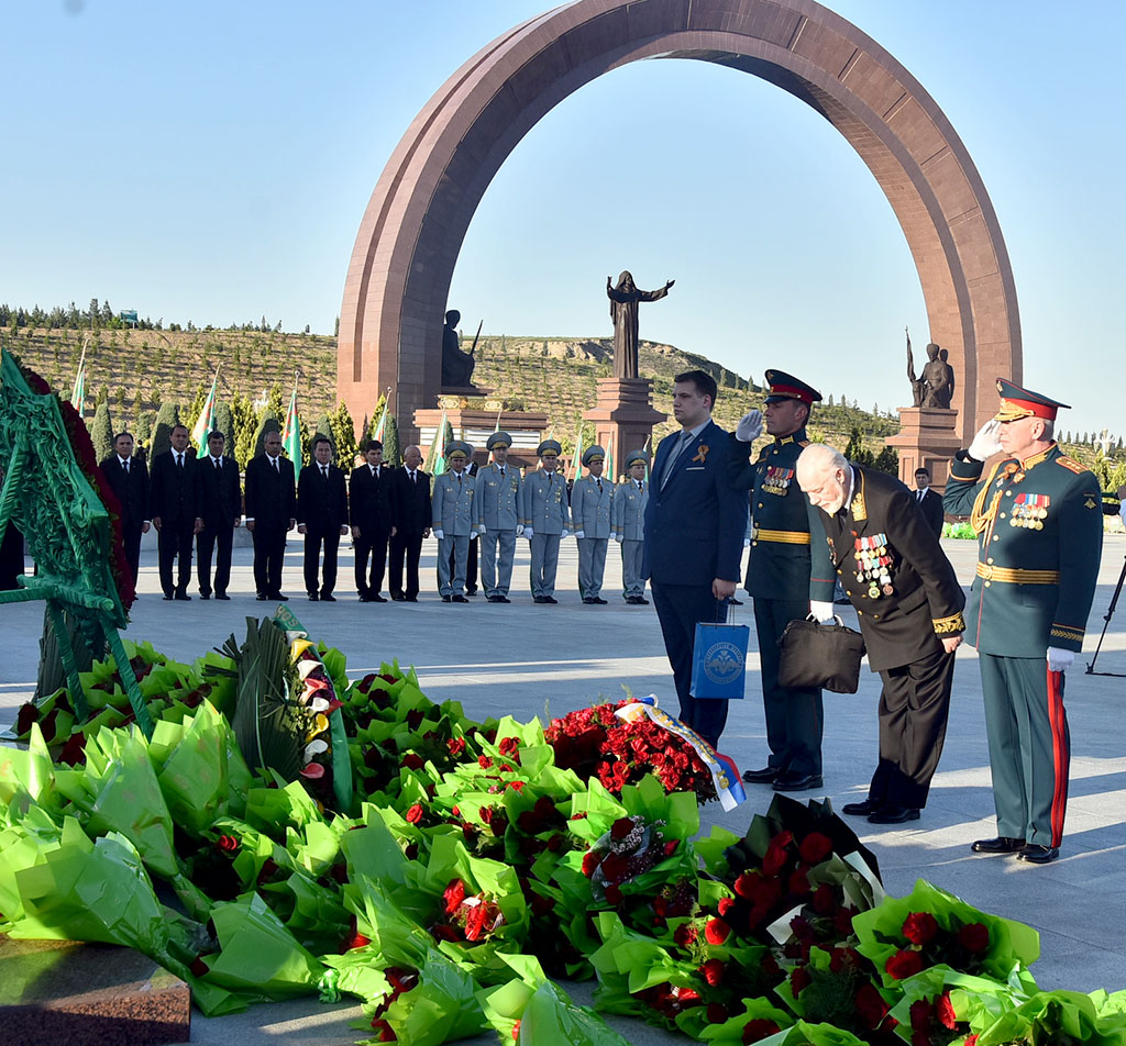 В Мемориальном комплексе «Народная память» состоялась церемония возложения цветов