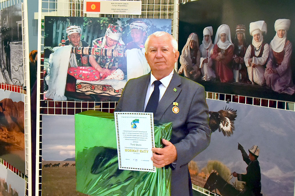 Fotosurat  sungaty arkaly durmuşa garaýyş 