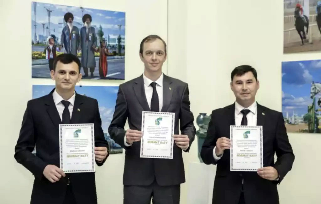 Fotosurat  sungaty arkaly durmuşa garaýyş 