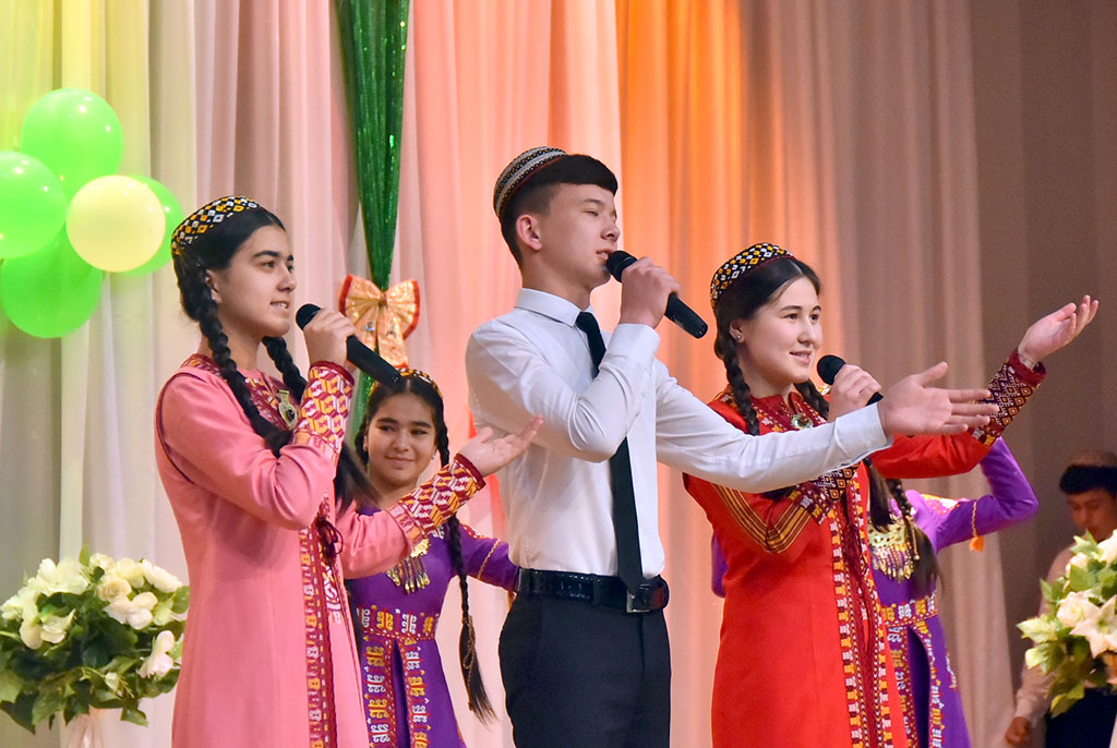 Воспитанникам Döwletliler köşgi вручены сладкие подарки 