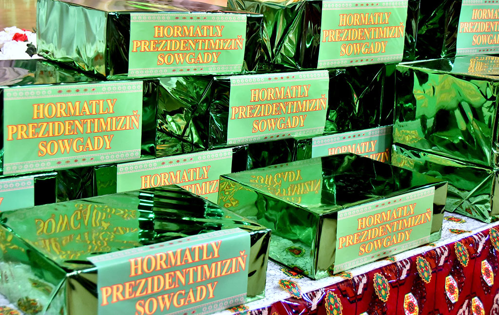 Воспитанникам Döwletliler köşgi вручены сладкие подарки 