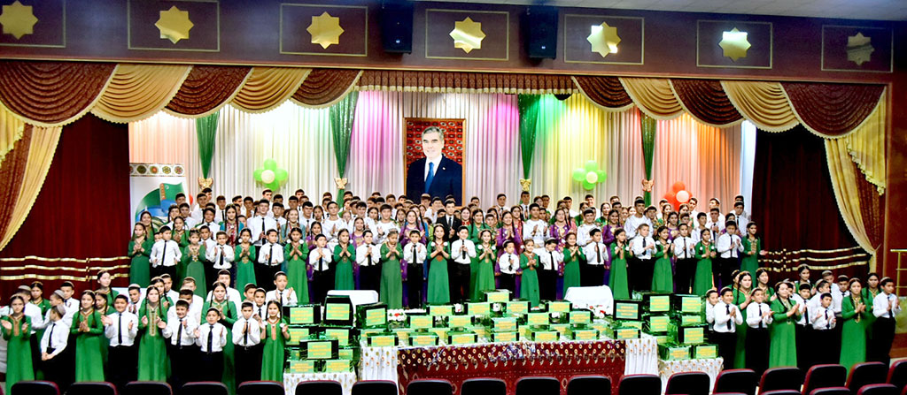 Воспитанникам Döwletliler köşgi вручены сладкие подарки 