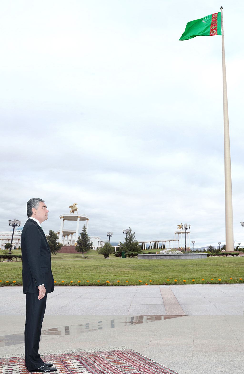 Flower laying ceremony takes place on occasion of the Constitution and State Flag Day