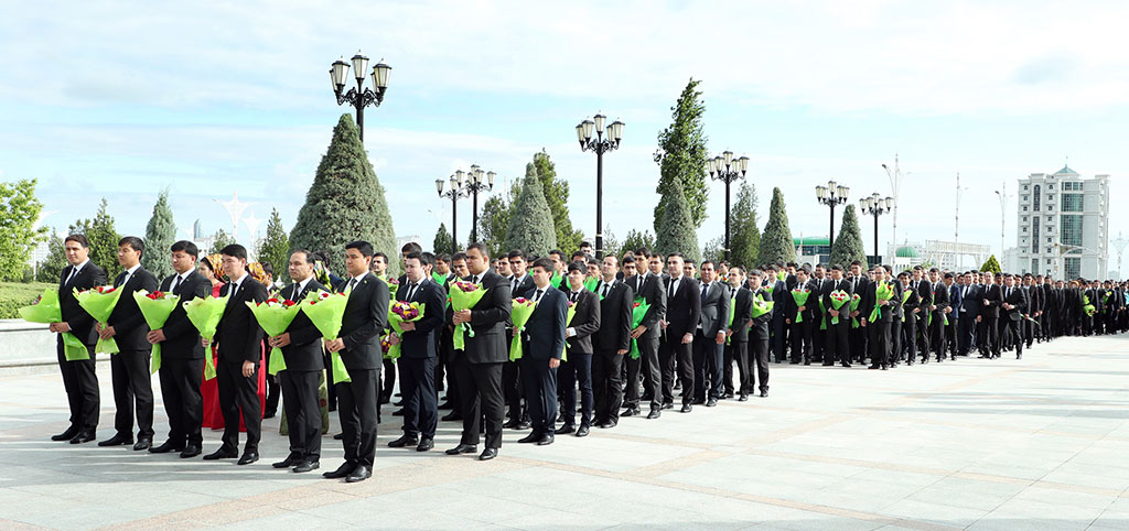 Flower laying ceremony takes place on occasion of the Constitution and State Flag Day