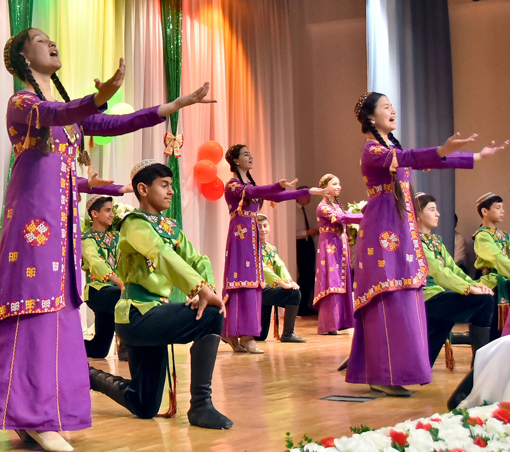 Fosters of Döwletliler köşgi receive sweet gifts