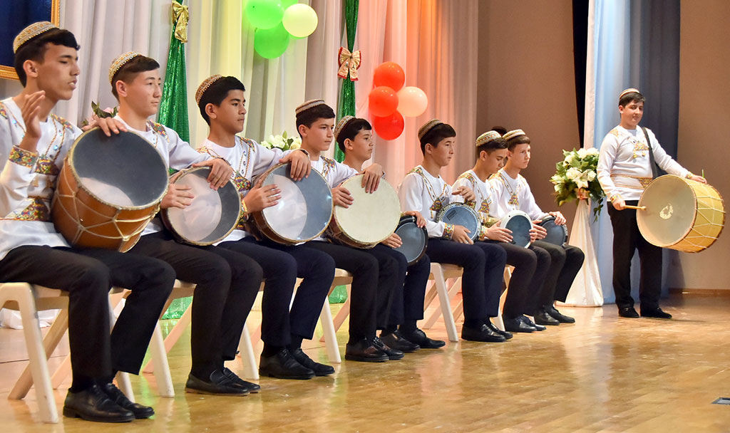 Fosters of Döwletliler köşgi receive sweet gifts
