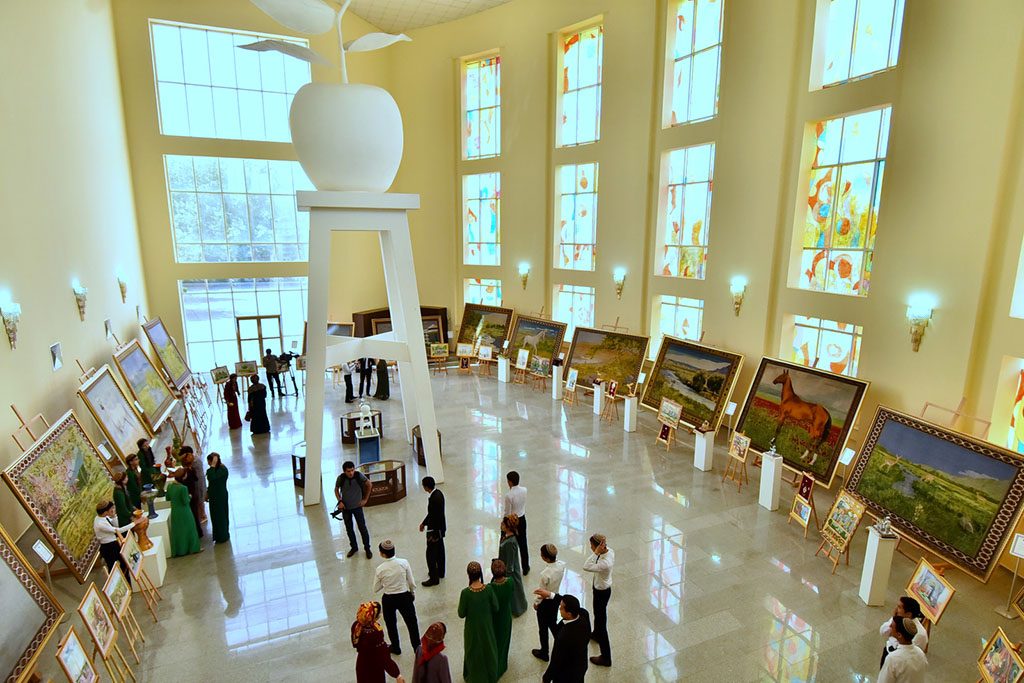 Çeperçilik mekdepleriniň okuwçylarynyň döredijiliginde paýtagtymyzyň waspy 