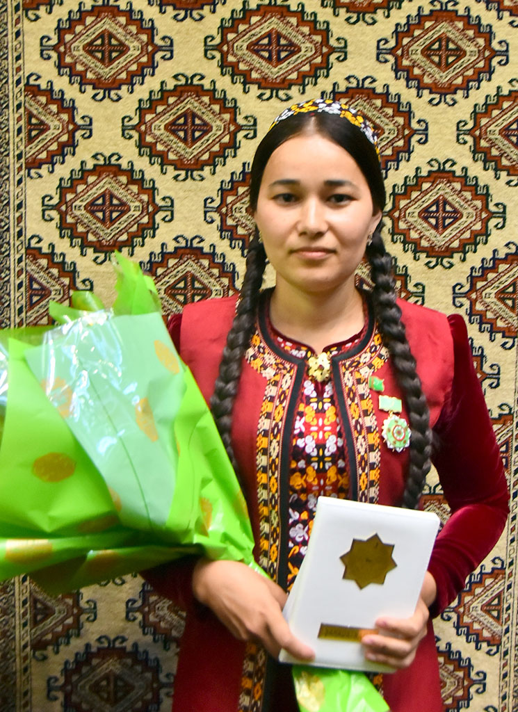 Honouring ceremony of personnel of carpet making facilities of the country is held 