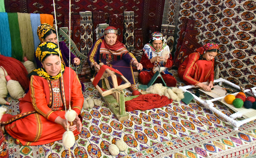 Honouring ceremony of personnel of carpet making facilities of the country is held 