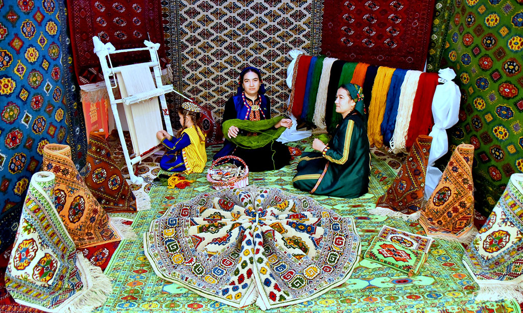 Honouring ceremony of personnel of carpet making facilities of the country is held 