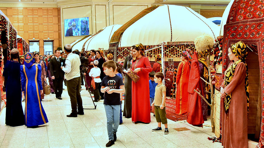 Carpet vernissage: History and modern panoramic of Turkmen carpet art 