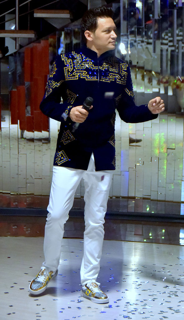 Türkmen dizaýneri Şalar Rahymow toý-dabaralar üçin eşikleri görkezdi