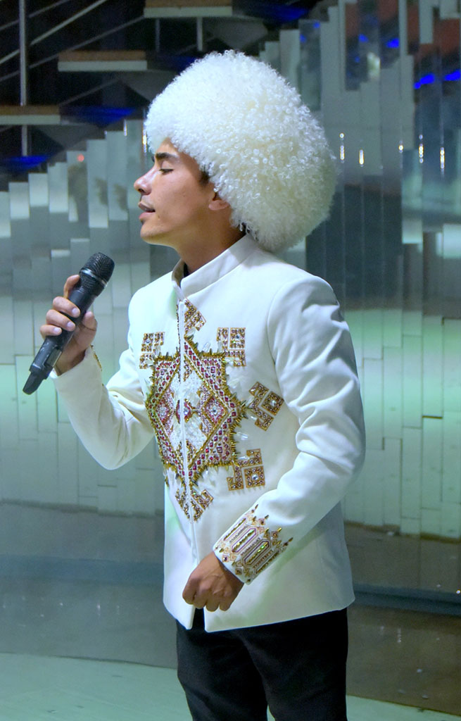 Türkmen dizaýneri Şalar Rahymow toý-dabaralar üçin eşikleri görkezdi