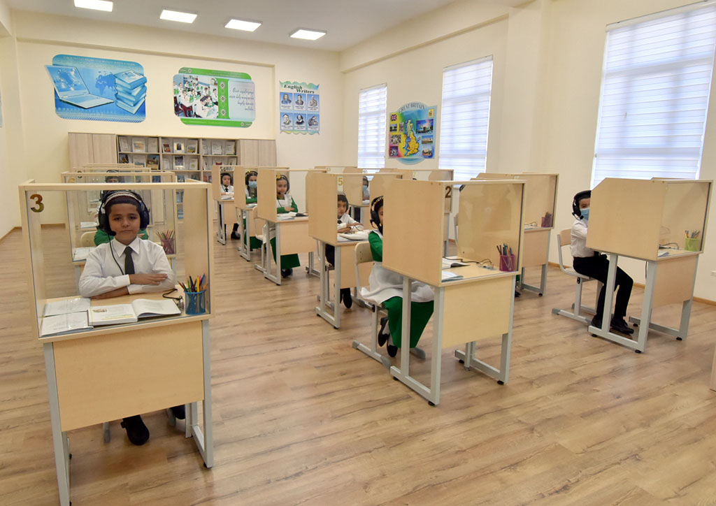 Okuw ýylynyň ilkinji güni täze mekdepler işigini giňden açdylar