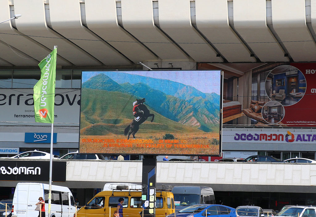 Video about the life of modern Turkmenistan is broadcast on monitors in the center of Tbilisi