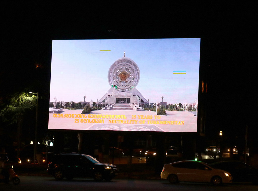 Video about the life of modern Turkmenistan is broadcast on monitors in the center of Tbilisi