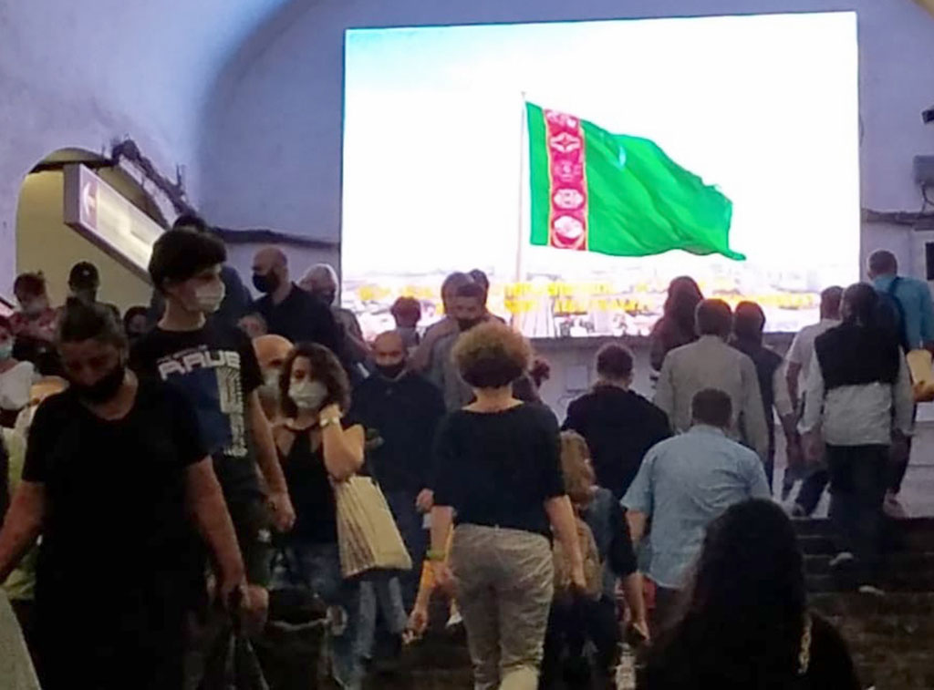 Video about the life of modern Turkmenistan is broadcast on monitors in the center of Tbilisi