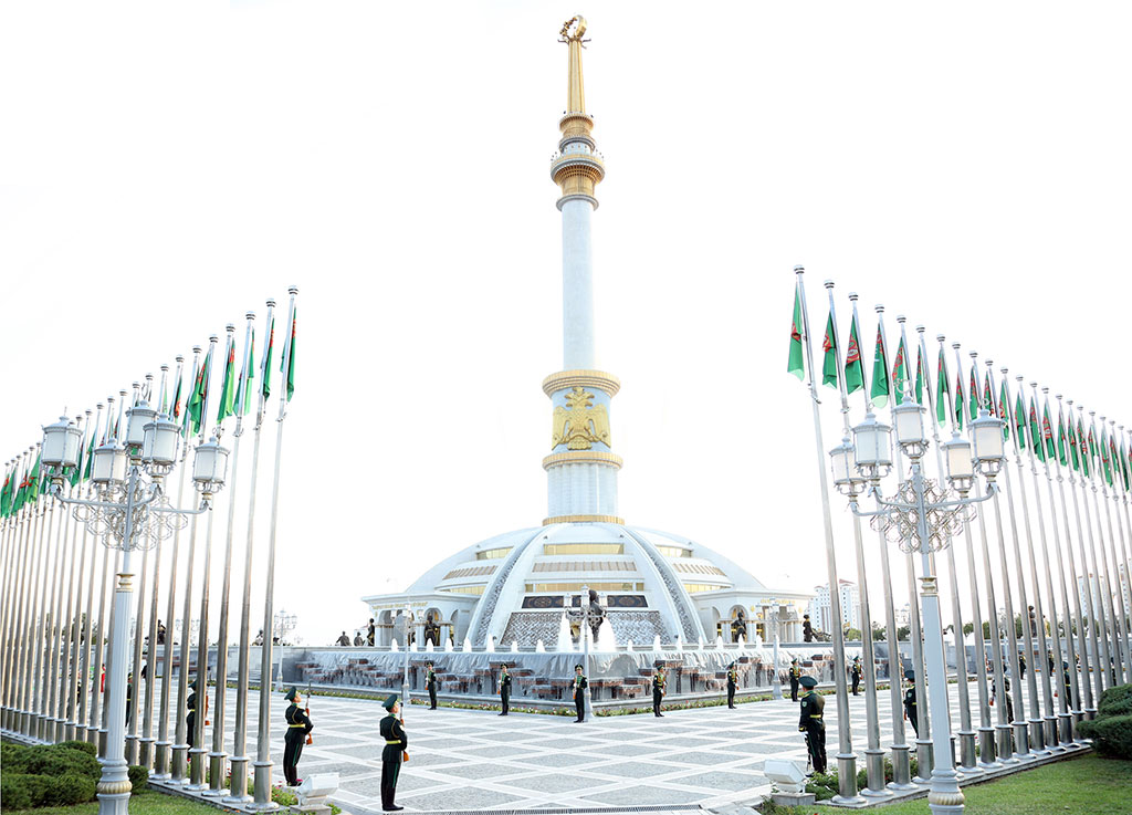 Turkmen leader lays flowers to the Monument of Independence 