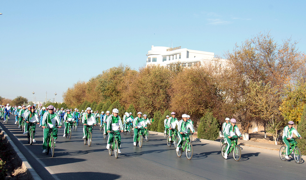 Mass cycling ride is held in Dashoguz