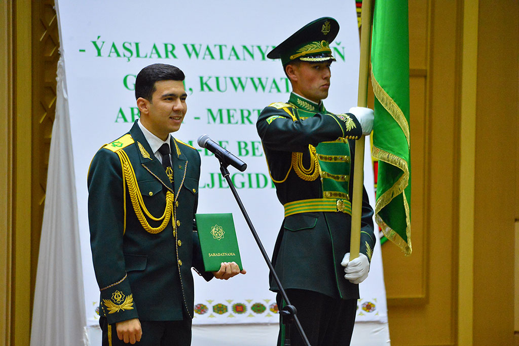 Ashgabat honours activists of the youth movement