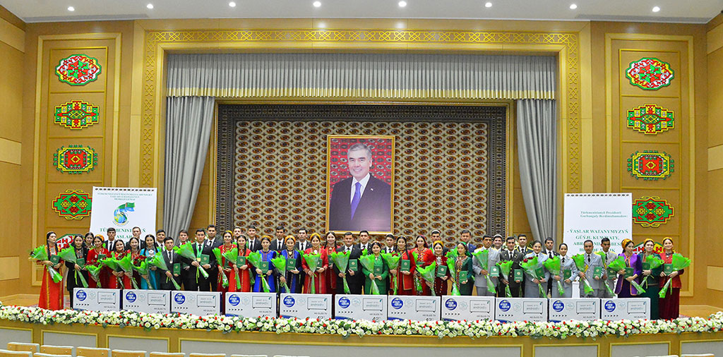 Ashgabat honours activists of the youth movement