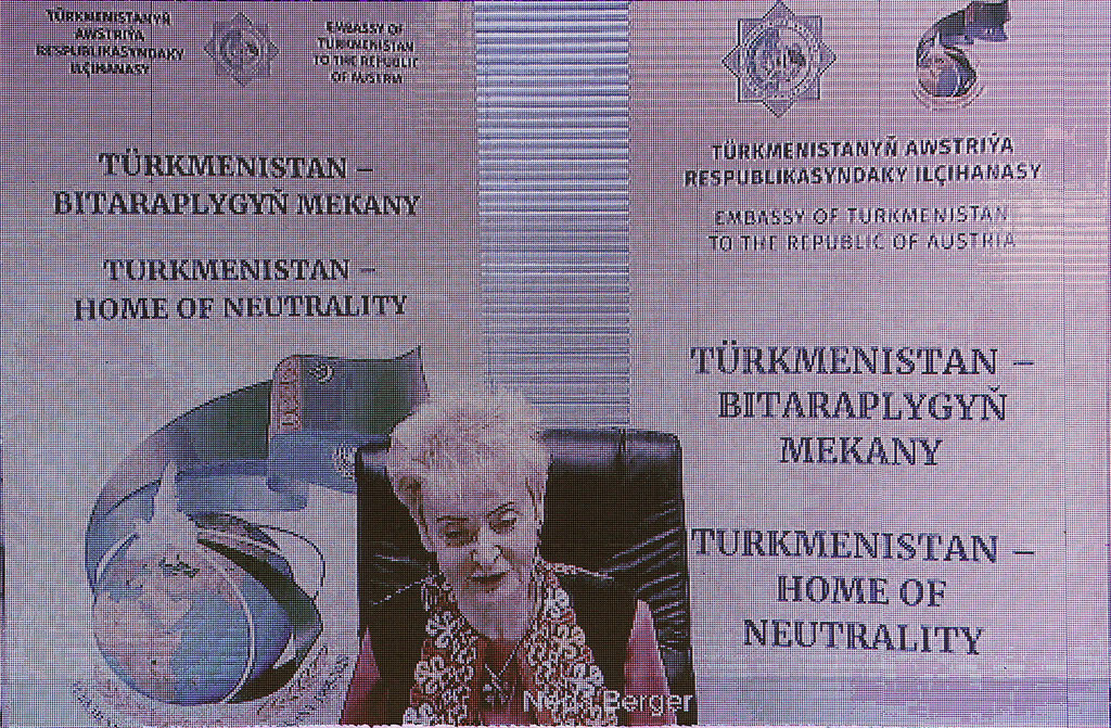 По видеомосту от Ашхабада до Вены