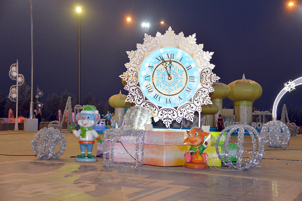 Засияли огнями новогодние елки Туркменистана 