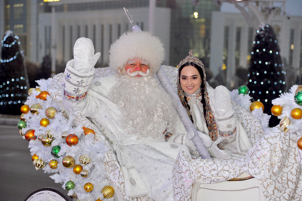 New Year’s Trees in Turkmenistan sparkle with lights