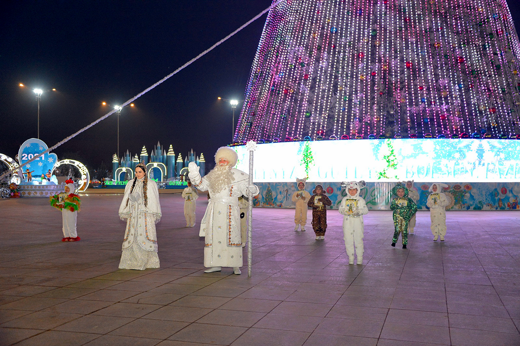 New Year’s Trees in Turkmenistan sparkle with lights