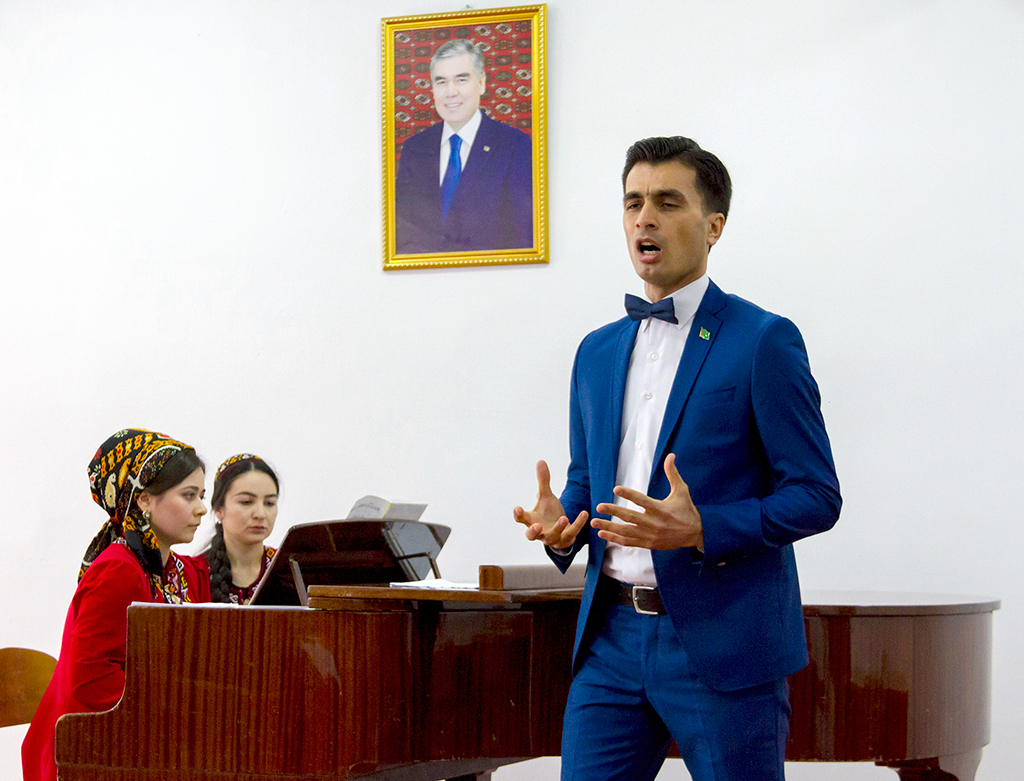 Begenç we Mähri Moşiýewleriň maşgala konserti